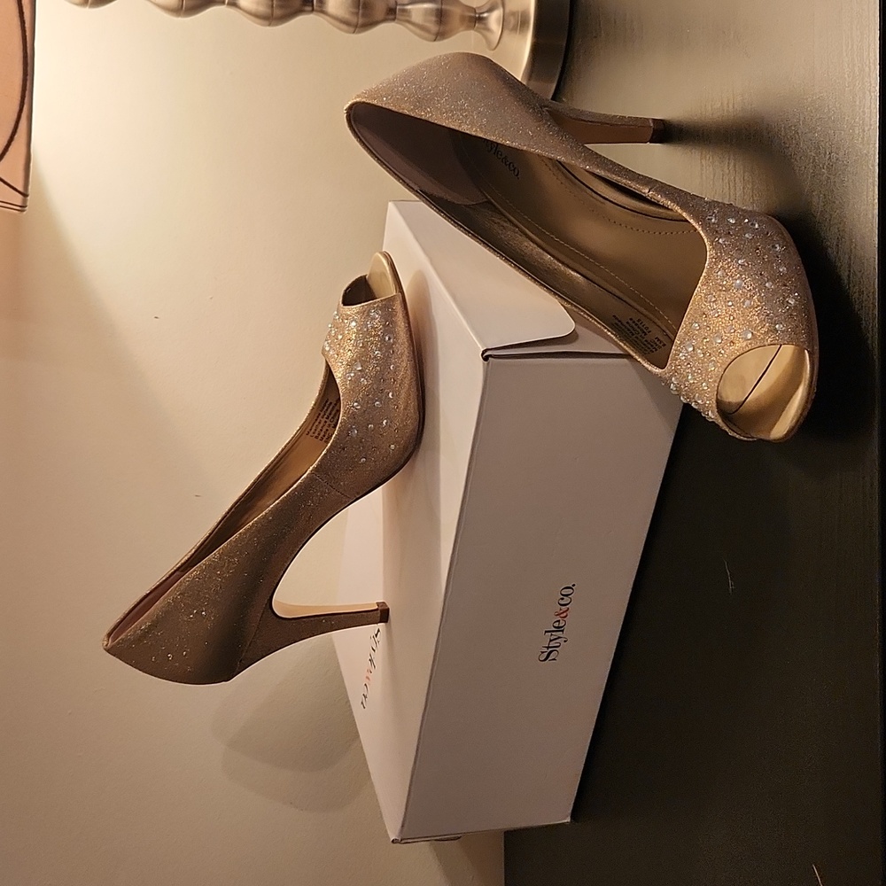 Style & Co. Gold crystal pumps, 8.5